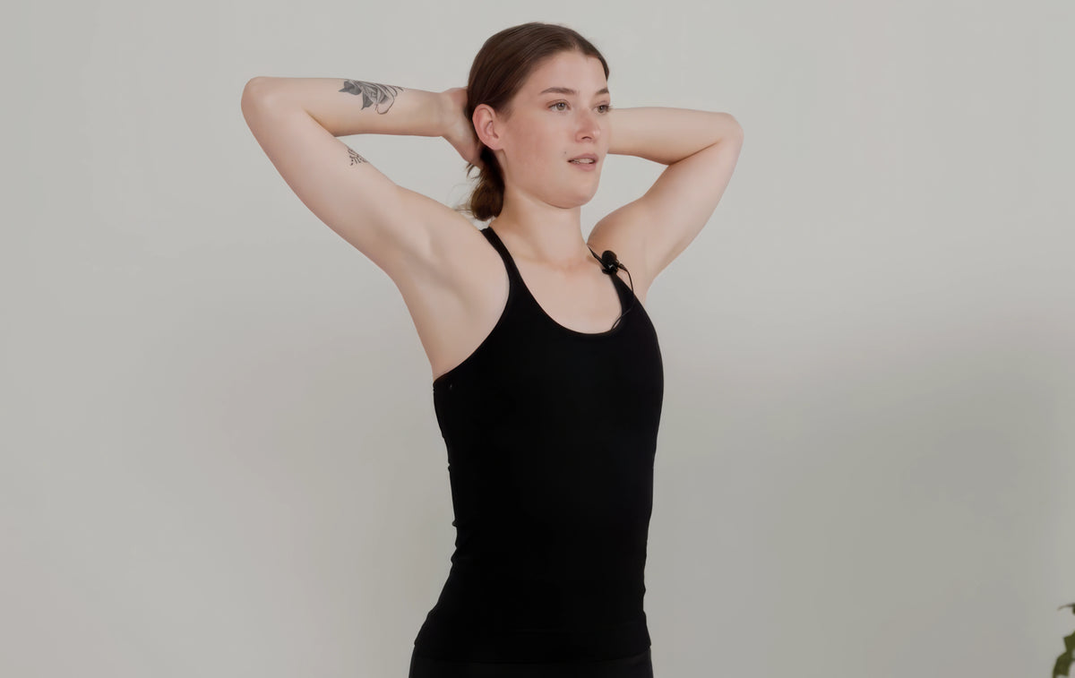 Laura, fysioterapeutti, kädet niskan takana